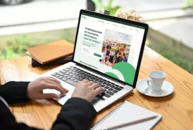 Ordinateur affichant le site web de Anjou Tourisme Pro