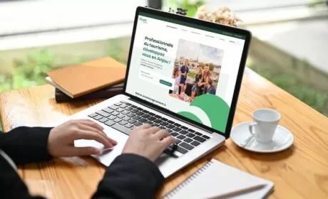 Ordinateur affichant le site web de Anjou Tourisme Pro