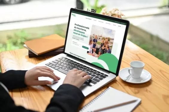 Ordinateur affichant le site web de Anjou Tourisme Pro