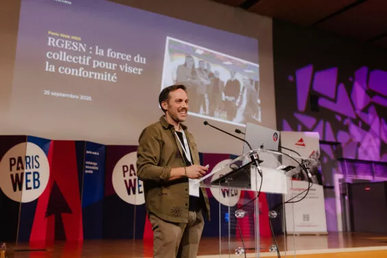 Damien Legendre sur la scène de Paris Web devant un écran affichant : RGESN, la force du collectif pour viser la conformité