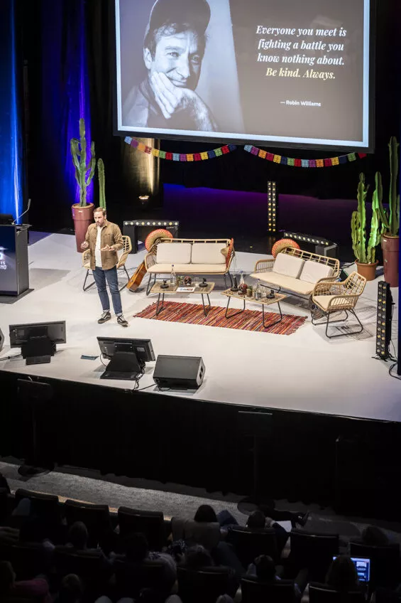 Damien Legendre sur la scène des rencontres du e-tourisme de Pau