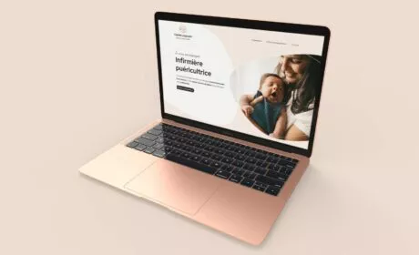 Ordinateur affichant le site web de Camille Legendre