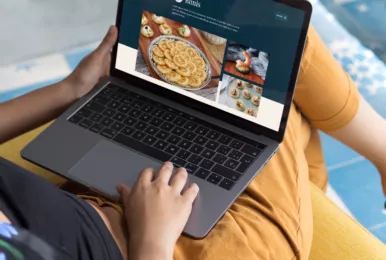 Femme utilisant le site Le monde des Crêpes sur un ordinateur portable