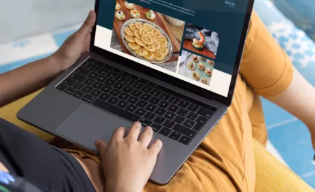 Femme utilisant le site Le monde des Crêpes sur un ordinateur portable