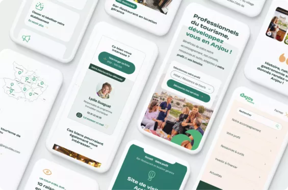 Plusieurs smartphones affichants différents écrans du site web de Anjou Tourisme Pro