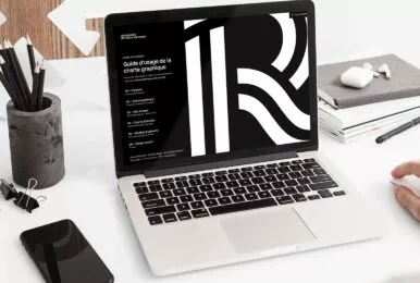 Ordinateur portable affichant le guide d'usage de la charte graphique de Rennes Métropole