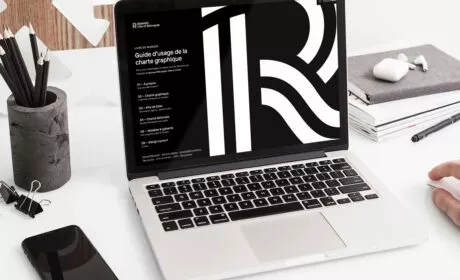 Ordinateur portable affichant le guide d'usage de la charte graphique de Rennes Métropole