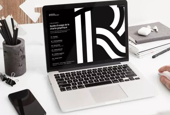 Ordinateur portable affichant le guide d'usage de la charte graphique de Rennes Métropole