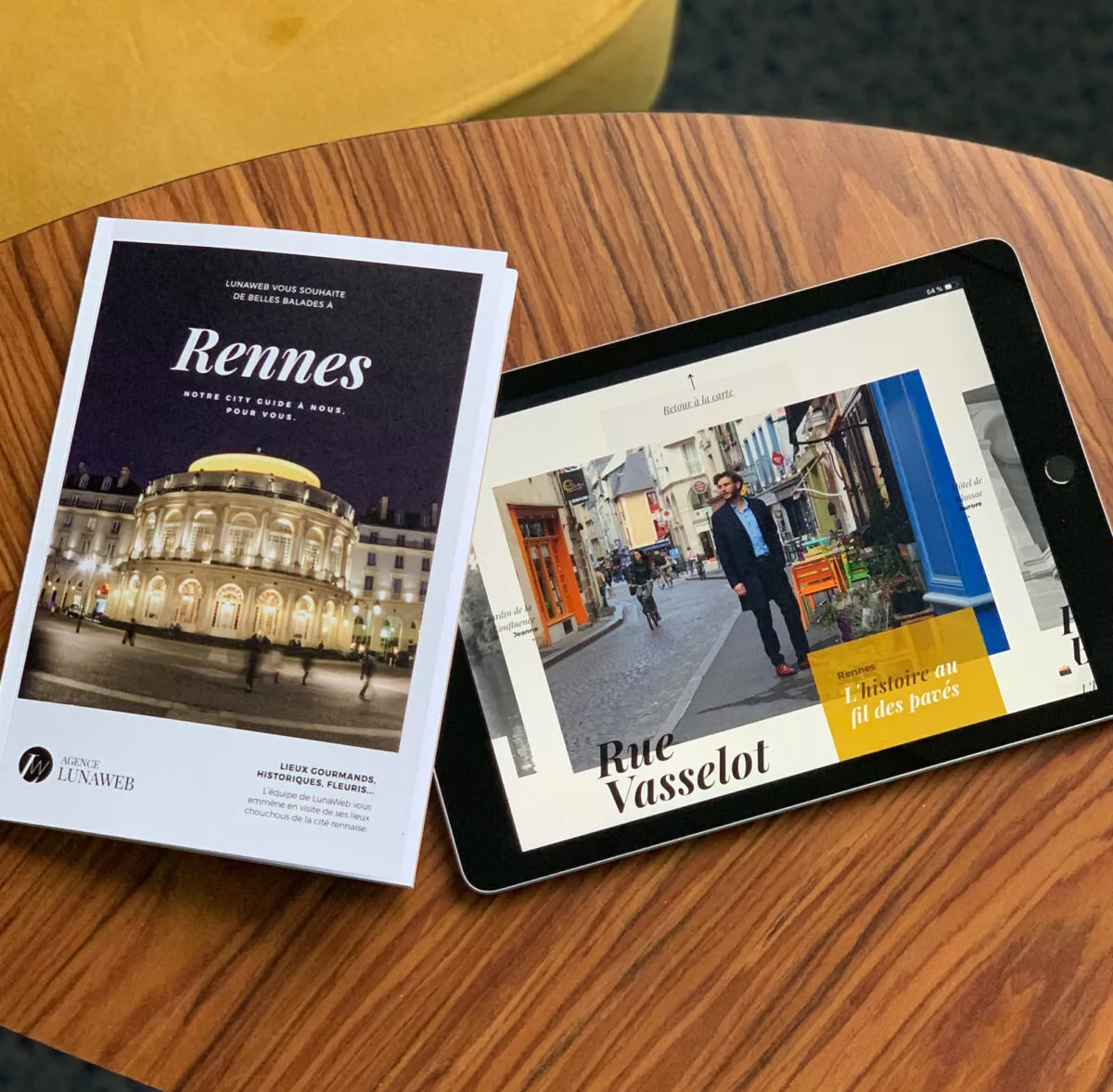 Guide papier et version affichée sur tablette du city guide de Lunaweb