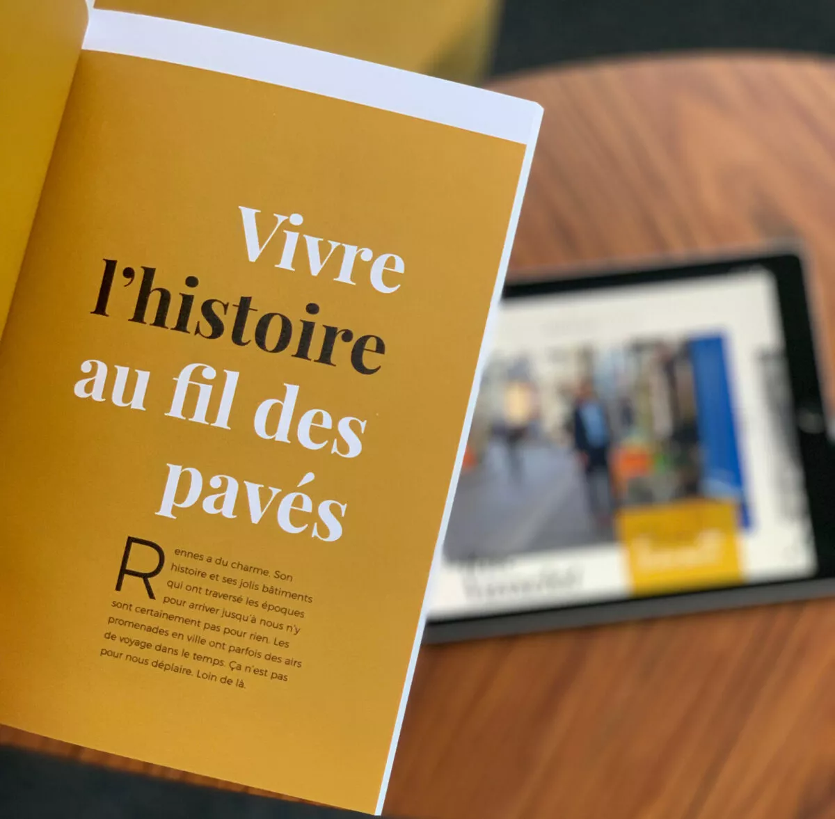 Guide papier et version affichée sur tablette du city guide de Lunaweb